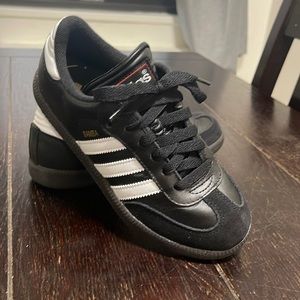 Adidas Samba Classic in black and white size 2(little kids)